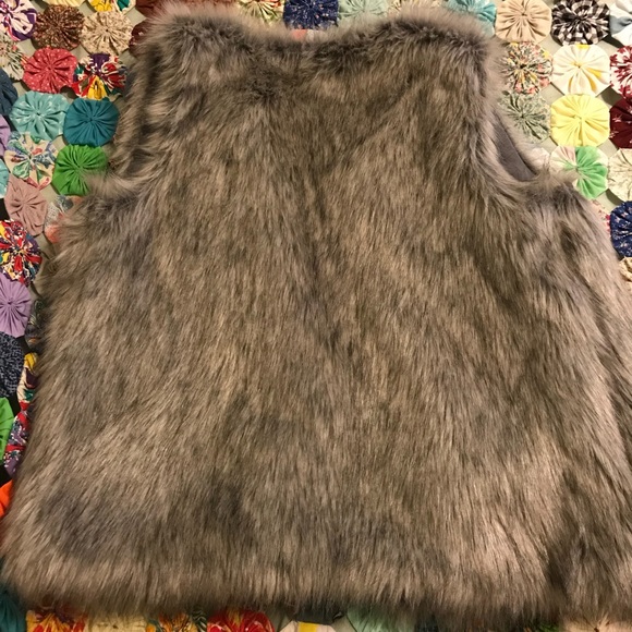 Faux fur vest - Picture 2 of 3